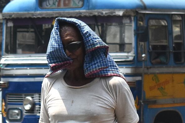 “Las temperaturas son elevadas, por lo que el número de pacientes ha aumentado. El domingo fueron admitidos un total de 178 pacientes en el hospital del distrito”.  (Photo by Sudipta Das/NurPhoto via Getty Images)