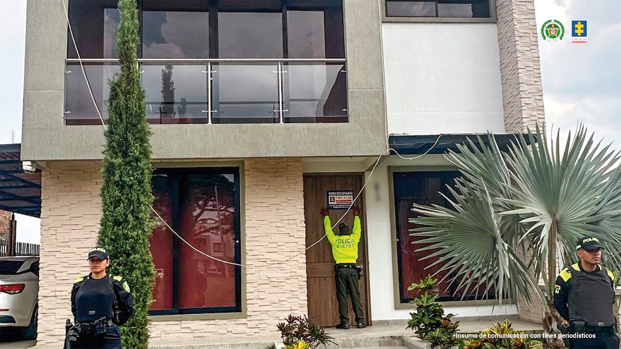 El dispositivo fue entregado y, a cambio, en un hotel cerca del búnker de la Fiscalía en Bogotá, el supuesto abogado recibió la suma de 300 millones de pesos en una bolsa de regalo. 