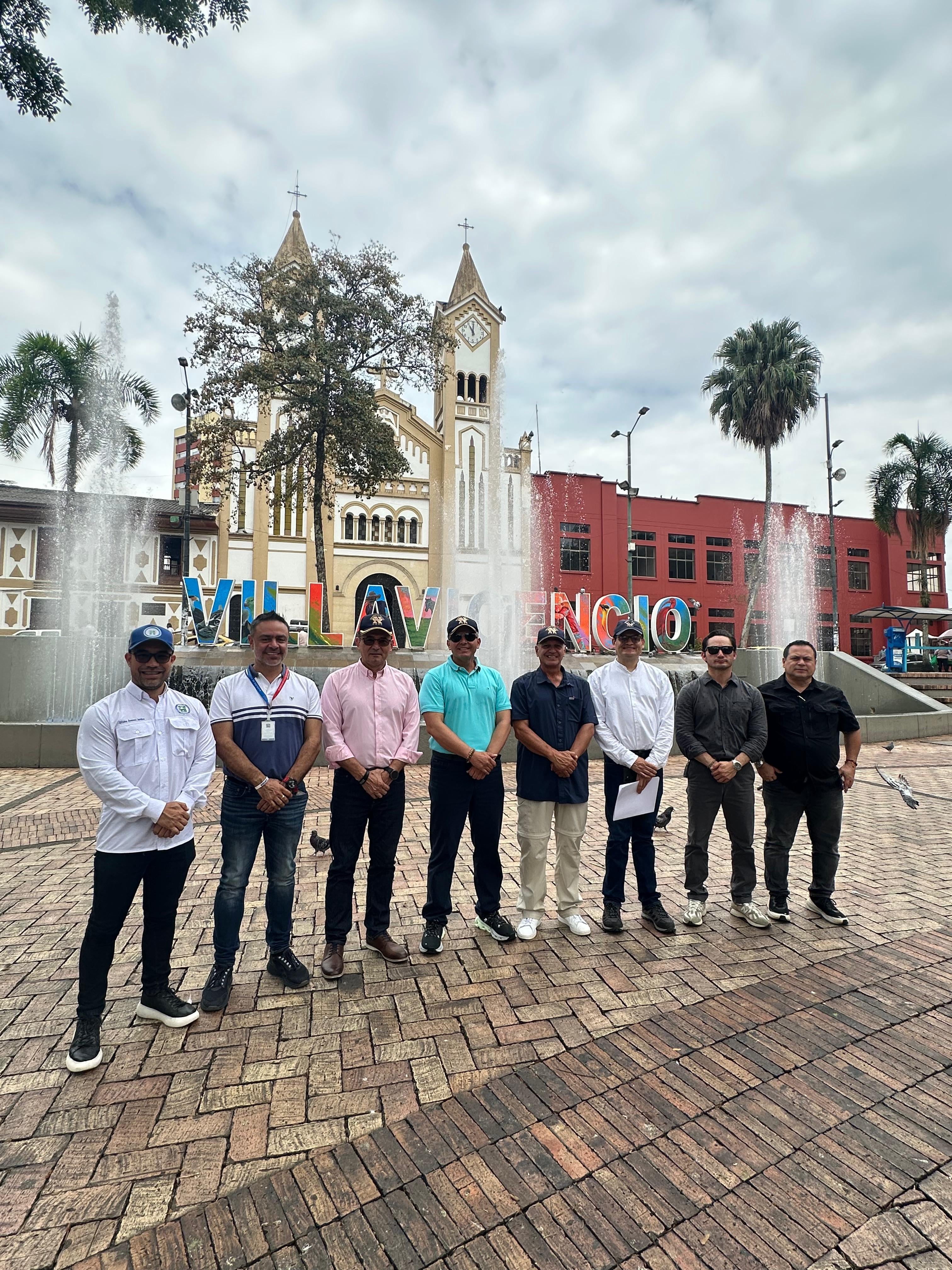 Rector y Vicerrector General de la UMNG con secretarios del gabinete municipal de Villavicencio.