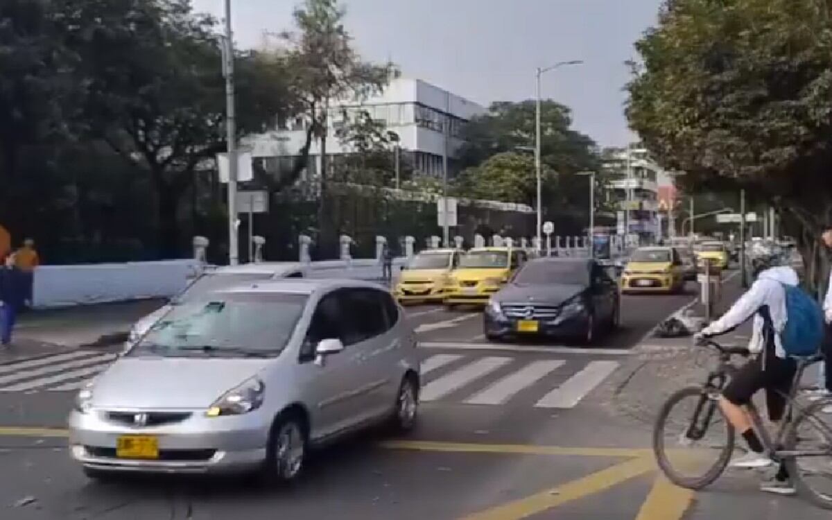“Manifestantes se dispersan y se recupera la movilidad por la calle 72 entre carreras 11 y 13, en sentido Oriente - Occidente”, señaló la cuenta Bogotá Tránsito.
