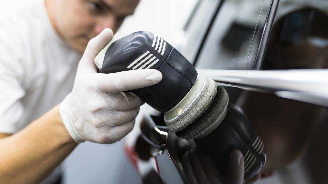 Pulir el carro es esencial para evitar rayones en el carro.