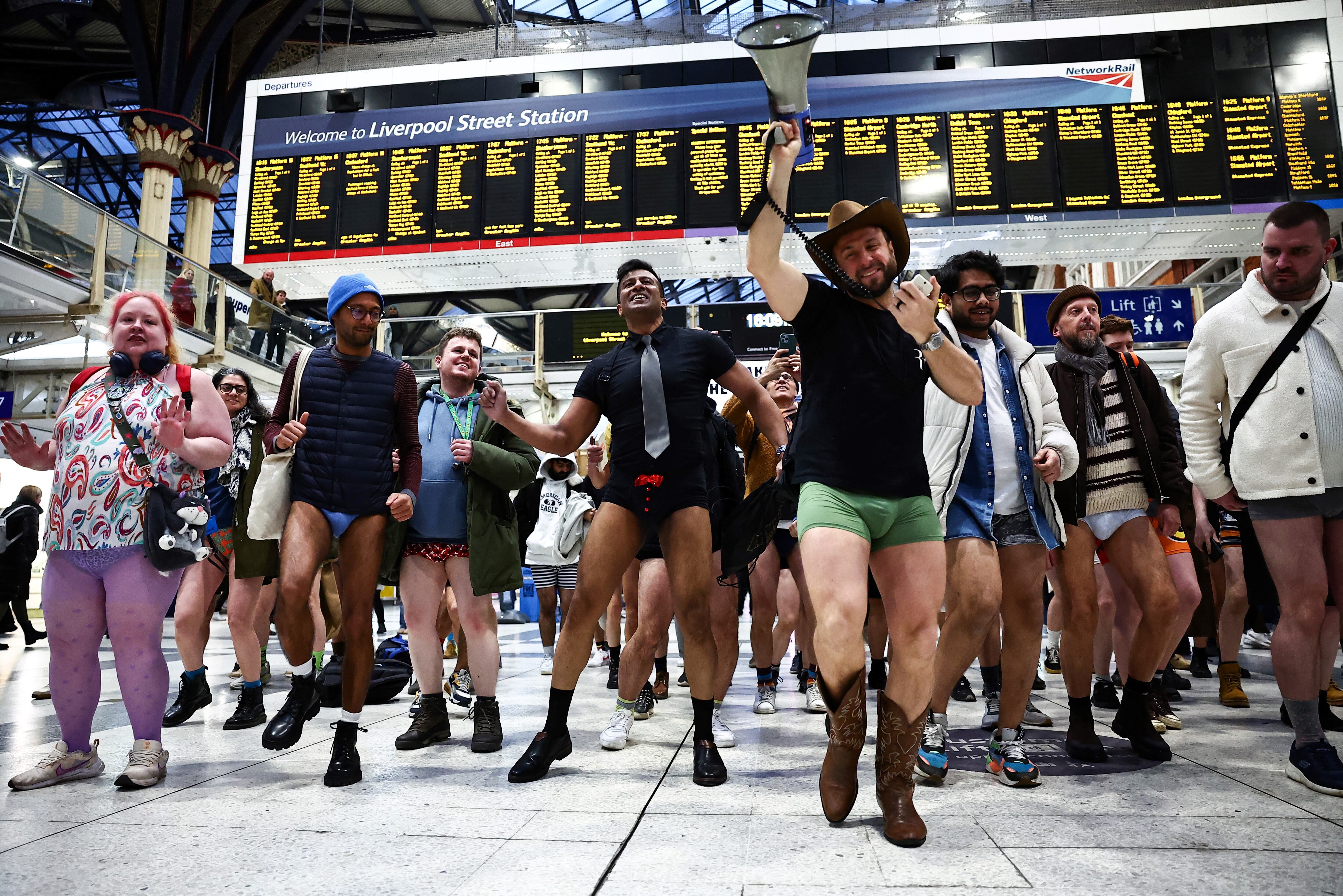La idea detrás de "No Pants" es que pasajeros al azar suban a un vagón de metro en estaciones separadas en pleno invierno, sin usar pantalones.