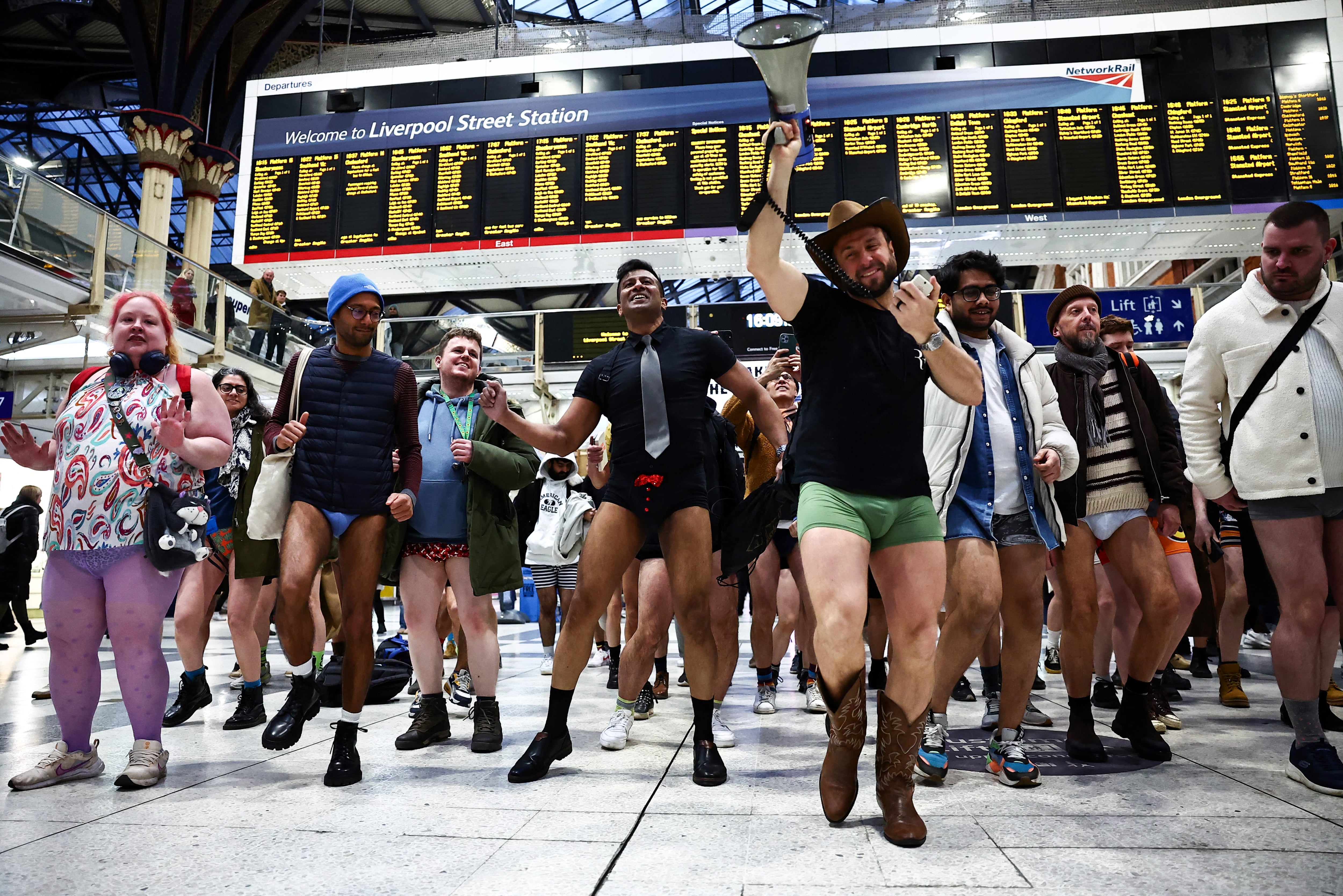 La idea detrás de "No Pants" es que pasajeros al azar suban a un vagón de metro en estaciones separadas en pleno invierno, sin usar pantalones.