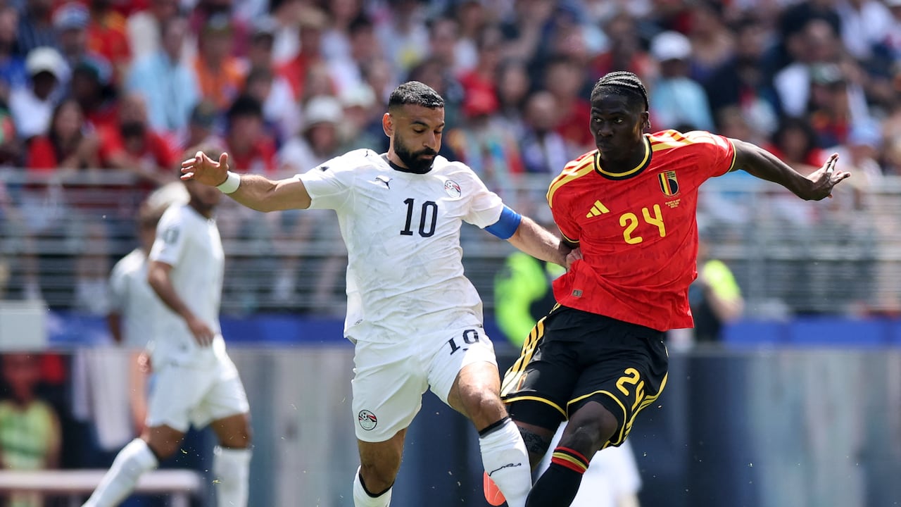 Amadou Onana (Bélgica) disputando una pelota contra Mohamed Salah (Egipto).