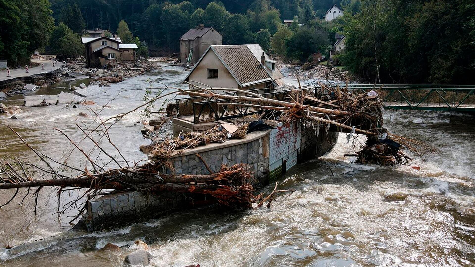 Vista de una casa dañada después de las recientes inundaciones cerca de Pisecna, República Checa.