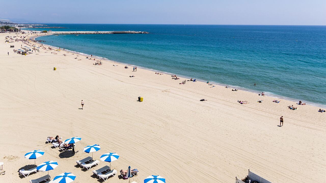 El Ayuntamiento de Barcelona informó sobre la prohibición de fumar en las diez playas de la ciudad.