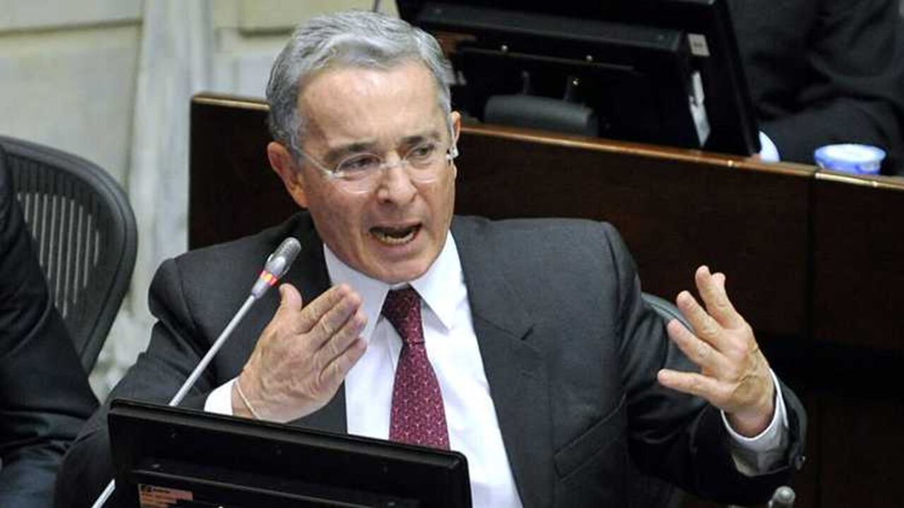 El expresidente Álvaro Uribe aún no se pronuncia sobre la captura de su hermano.