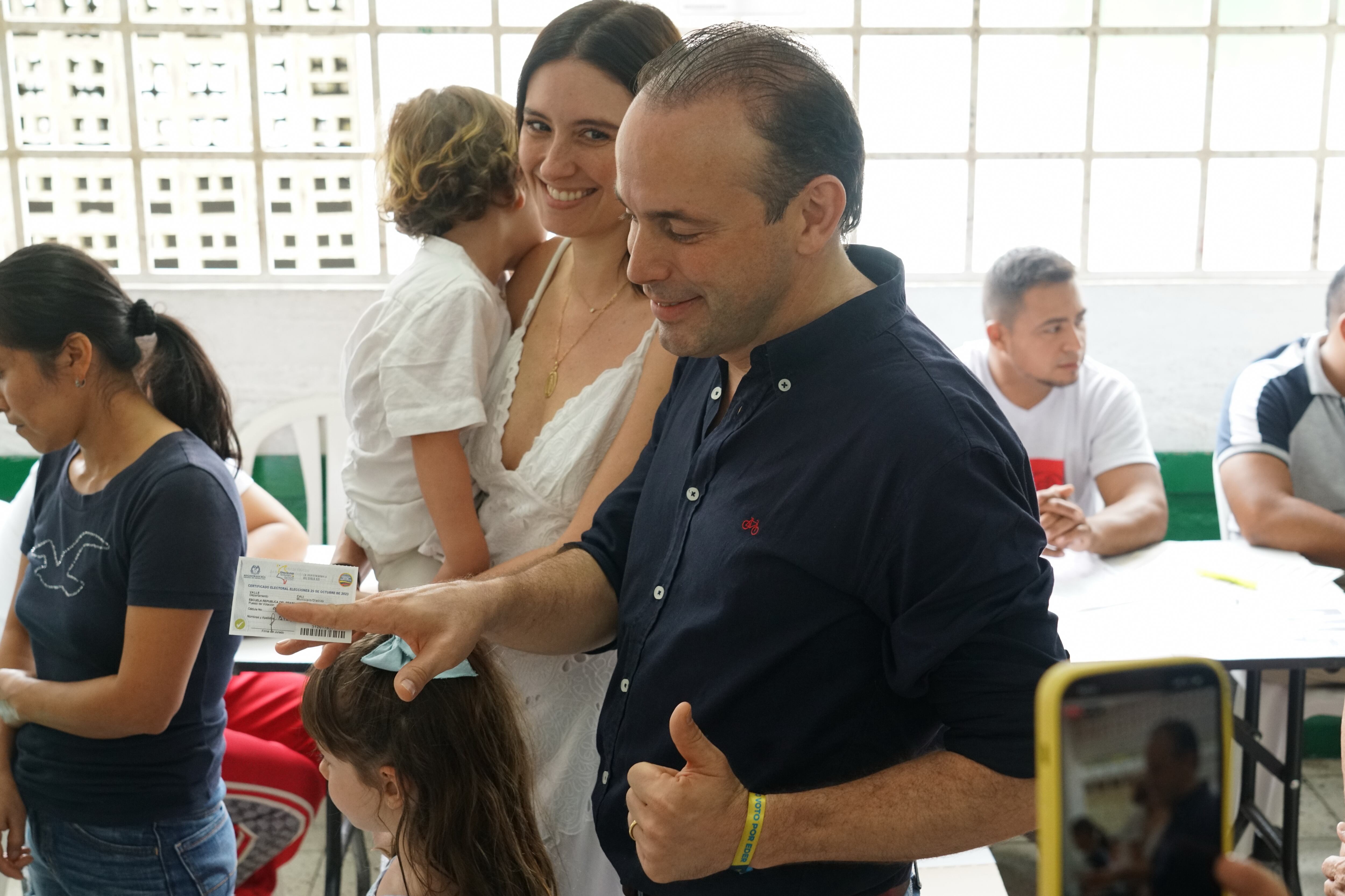 El candidato a la alcaldía de Cali, Alejandro Eder, salió  a votar con su familia. Elecciones Regionales 2023 en Cali, Valle del Cauca