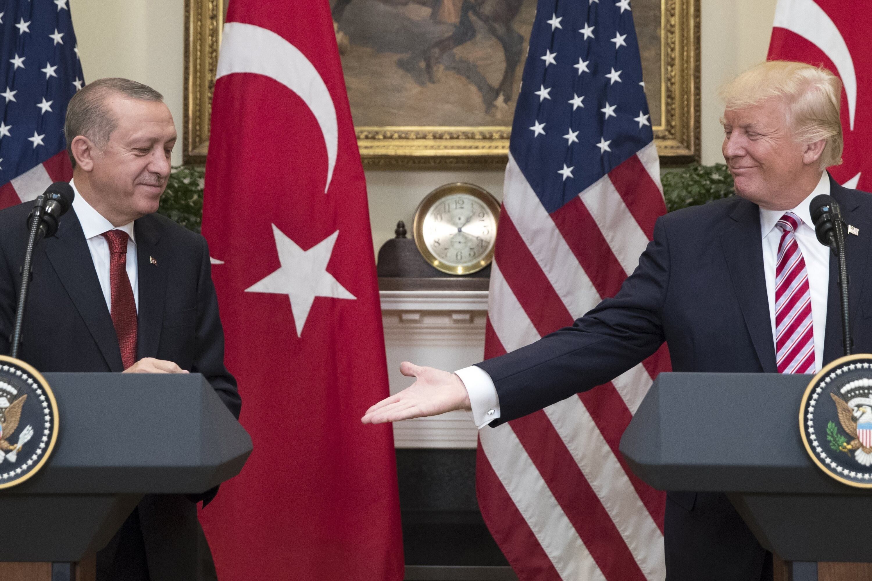 El presidente de EE. UU., Donald Trump (derecha), estrecha la mano de su homólogo turco, Recep Tayyip Erdogan, durante una rueda de prensa conjunta en la Casa Blanca en Washington, Estados Unidos, en 2023.