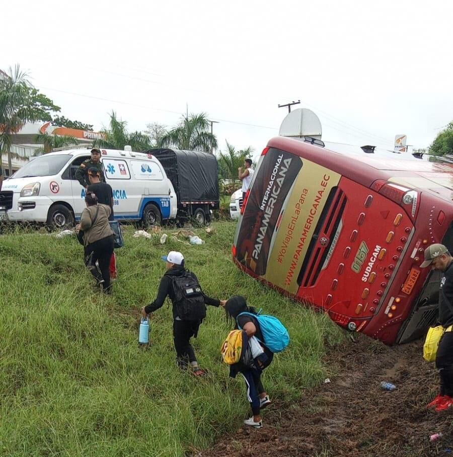 El bus terminó volcado a un costado de la vía.