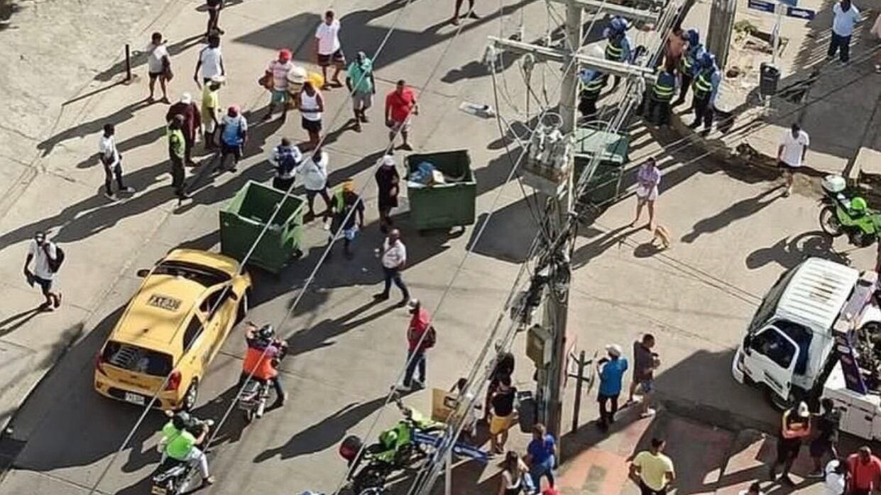 Los cuidadores de los carros, bloquearon el paso con contenedores de residuos.