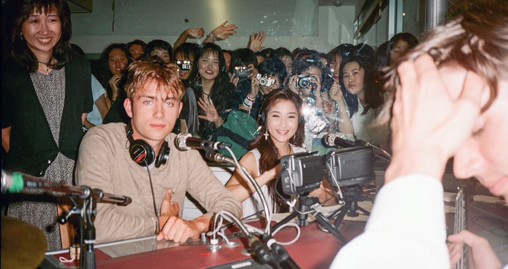 "Es divertido tocar Song 2 y rockear, en realidad prefiero las baladas. Me gusta hacer música, antes que simplemente tocar la batería", dijo Dave.