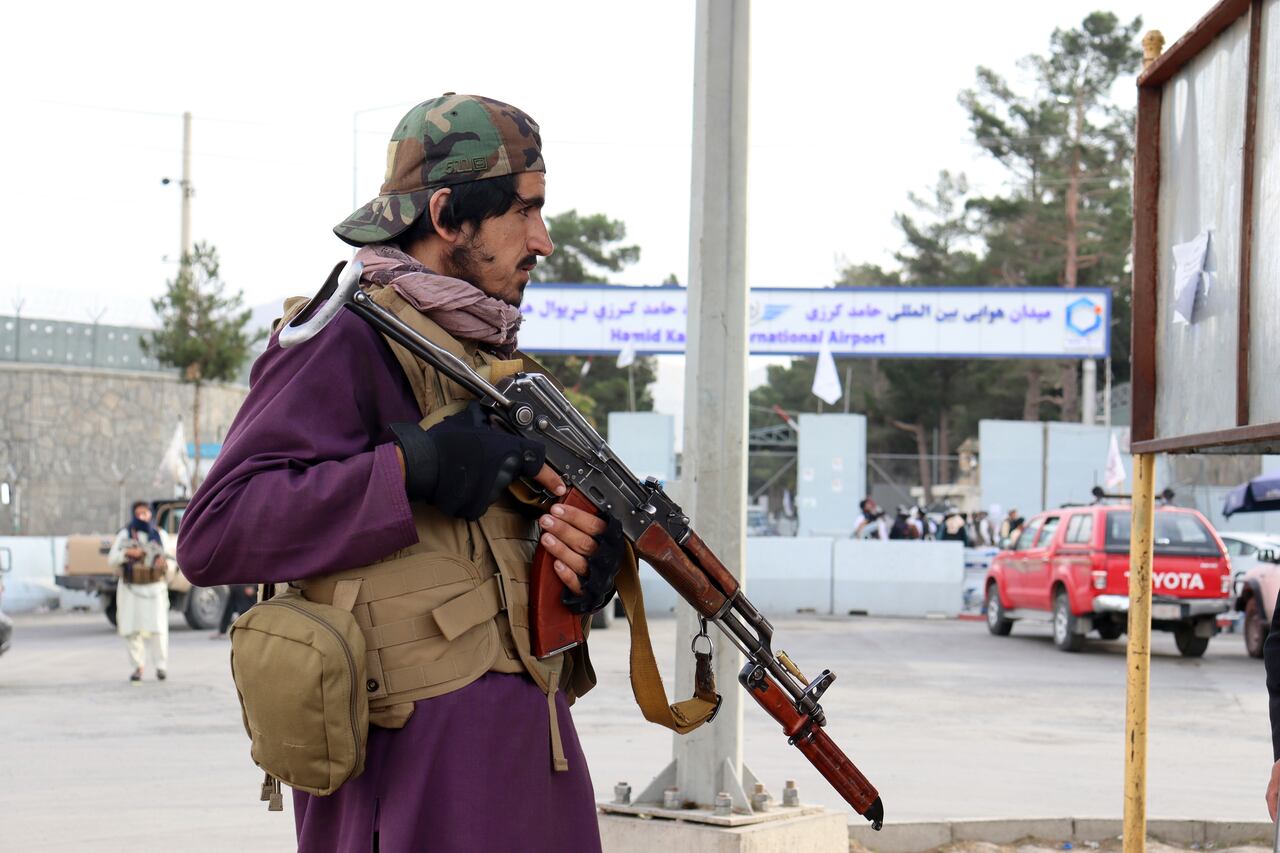 Talibán en aeropuerto de Kabul