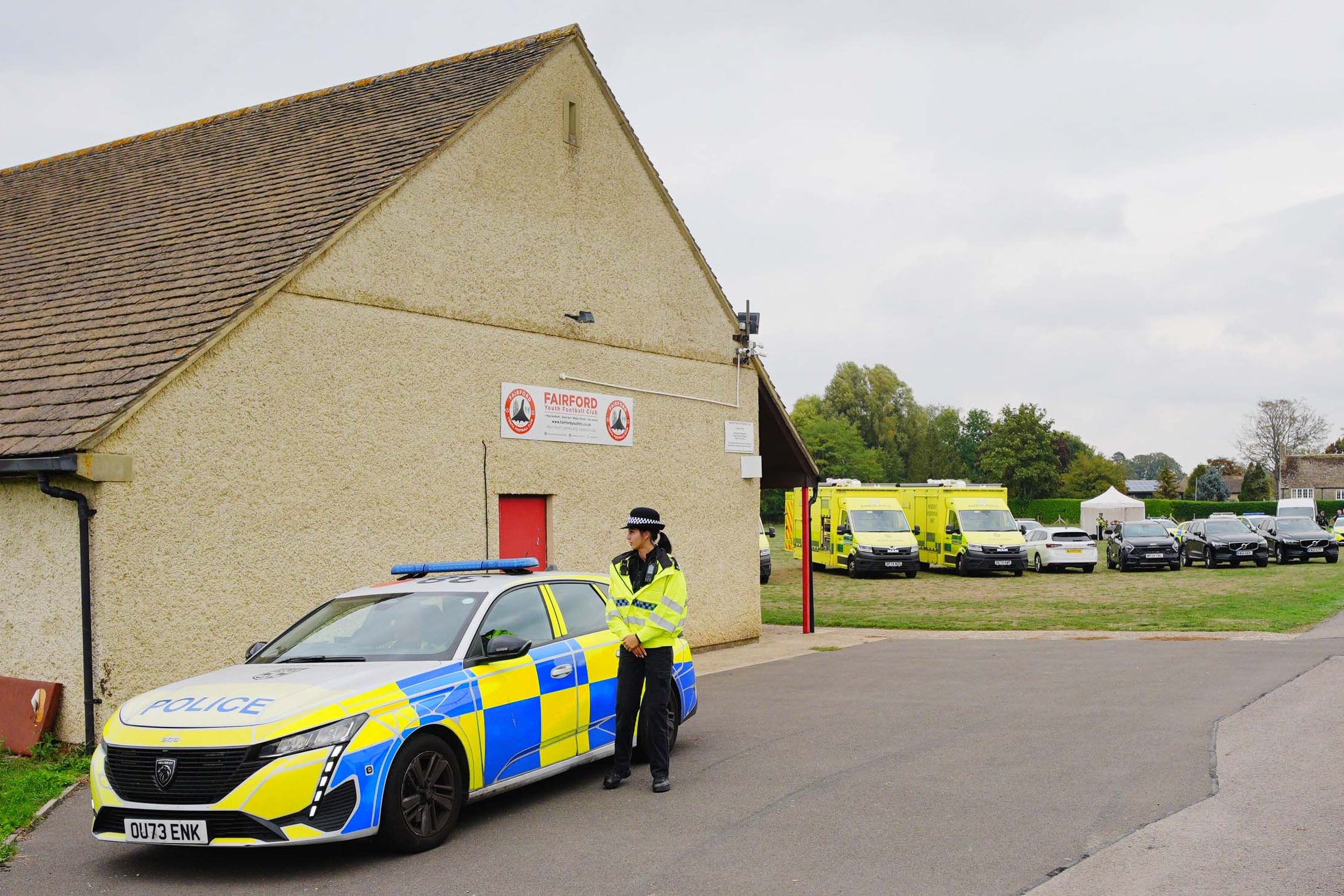 Servicios de emergencia en el lugar de un incidente cerca de la base militar RAF Fairford, in Whelford, Inglaterra.
