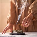 La limpieza energética del hogar es una danza entre lo tangible y lo intangible.