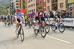 (Desde la izquierda) El piloto argentino del equipo Lotto Dstny, Eduardo Sepúlveda, el piloto belga del equipo Soudal-Quick-Step, Remco Evenepoel, el piloto francés del equipo Groupama-Fdj, Lenny Martínez, y el piloto italiano del equipo Ag2r Citroen, Andrea Vendrame, toman el inicio de la cuarta etapa de La 2023 Vuelta ciclista a España, carrera de 184,6 km desde Andorra la Vella a Tarragona, en Andorra, el 29 de agosto de 2023. (Foto de Pau BARRENA / AFP)
