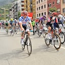 (Desde la izquierda) El piloto argentino del equipo Lotto Dstny, Eduardo Sepúlveda, el piloto belga del equipo Soudal-Quick-Step, Remco Evenepoel, el piloto francés del equipo Groupama-Fdj, Lenny Martínez, y el piloto italiano del equipo Ag2r Citroen, Andrea Vendrame, toman el inicio de la cuarta etapa de La 2023 Vuelta ciclista a España, carrera de 184,6 km desde Andorra la Vella a Tarragona, en Andorra, el 29 de agosto de 2023. (Foto de Pau BARRENA / AFP)