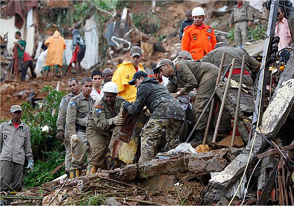 De acuerdo con la información conocida hasta ahora, se tiene que al menos 100 personas han muerto como consecuencia de los estragos ocasionados por el invierno en Río de Janeiro. 