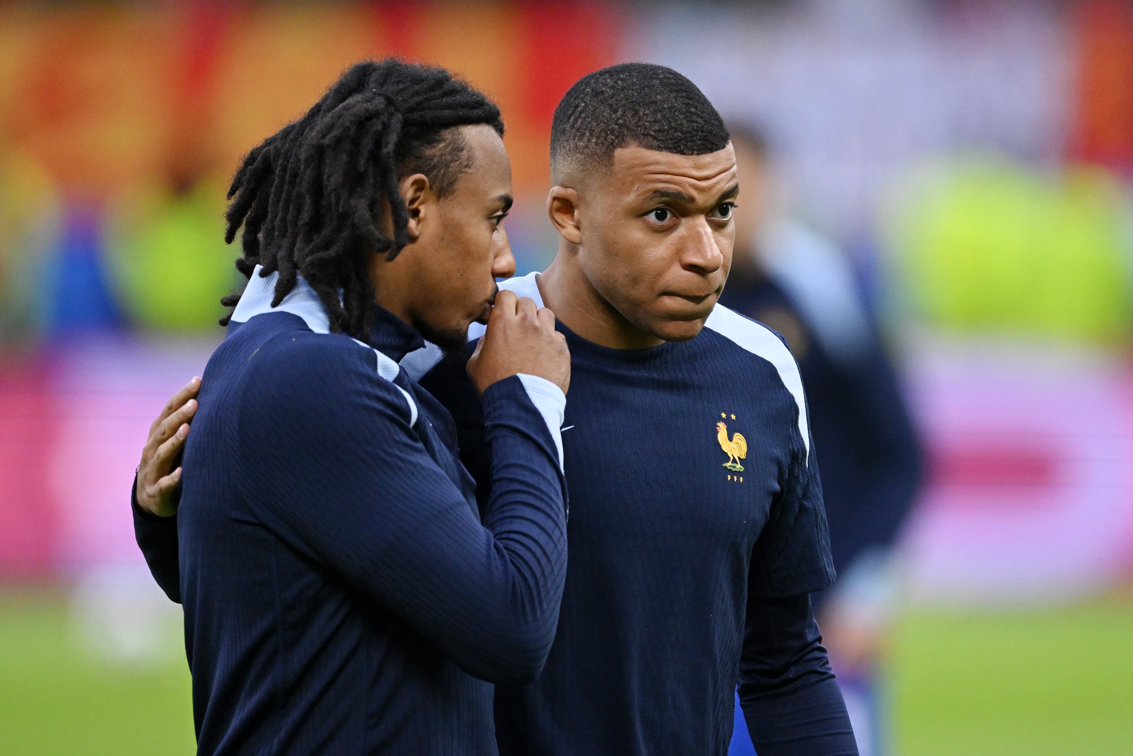 Kylian Mbappe y Jules Kounde generan preocupación en Francia.