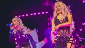 Karol G en el escenario junto a Young Miko