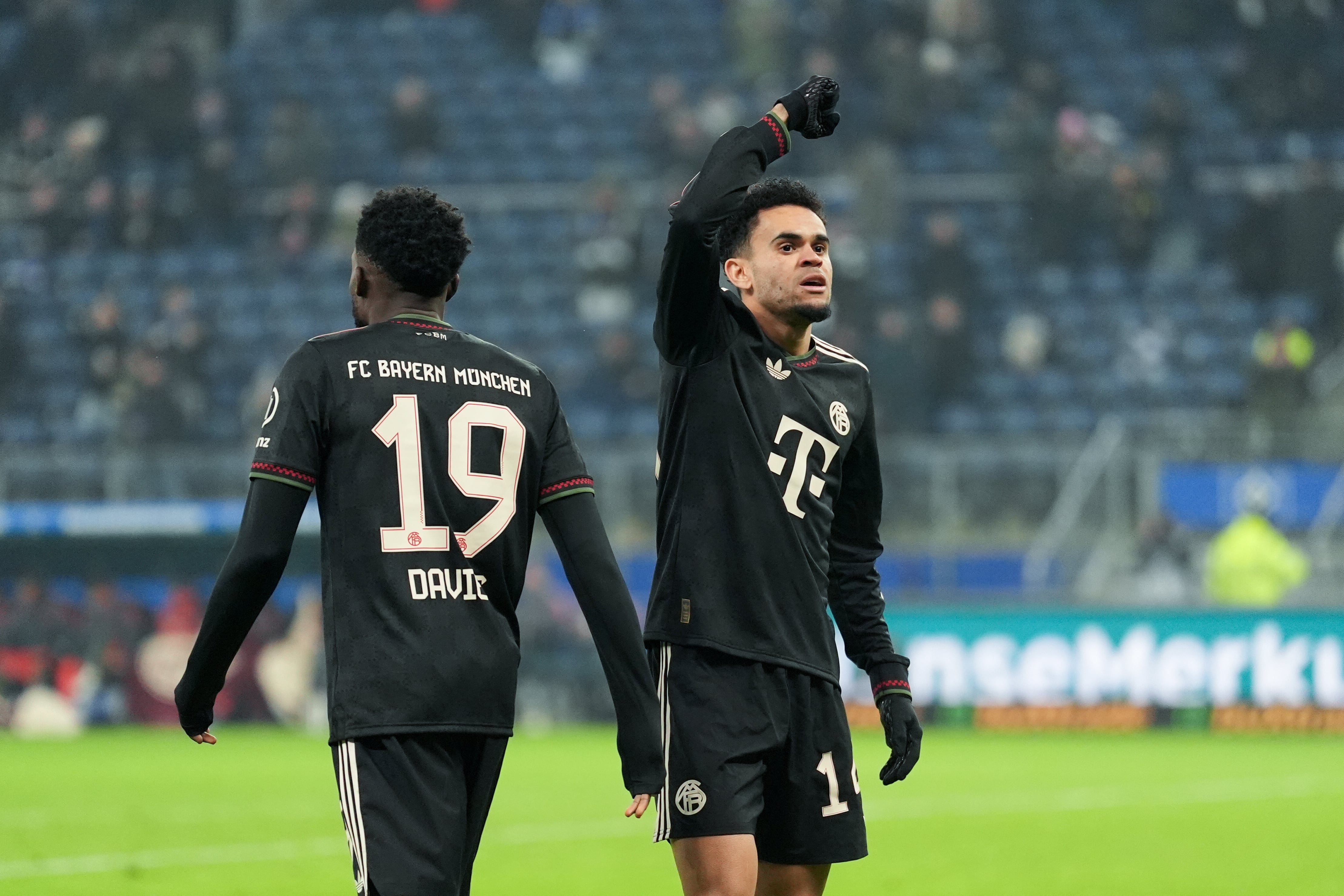 Munich's Luis Diaz, right, celebrates after sccoring his side's second goal during the German Bundesliga soccer match between Hamburger SV and FC Bayern Munich in Hamburg, Germany, Saturday, Jan. 31, 2026. (Marcus Brandt/dpa via AP)