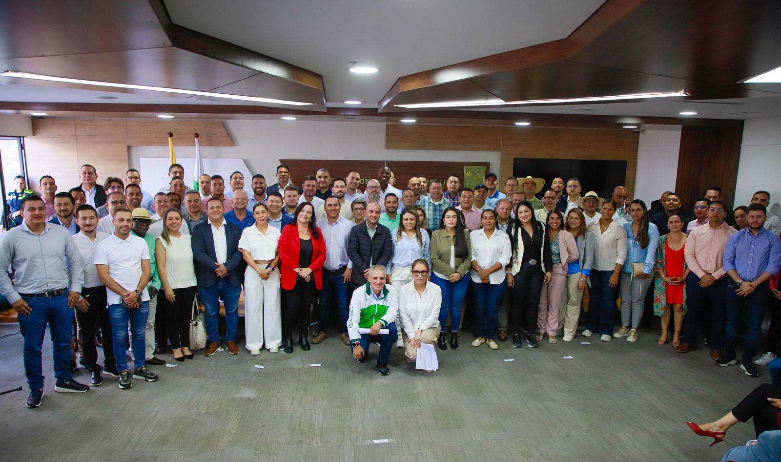 Gobernador de Antioquia, Andrés Julián Rendón, acompañado por cien alcaldes del departamento que respalda el impuesto de seguridad.