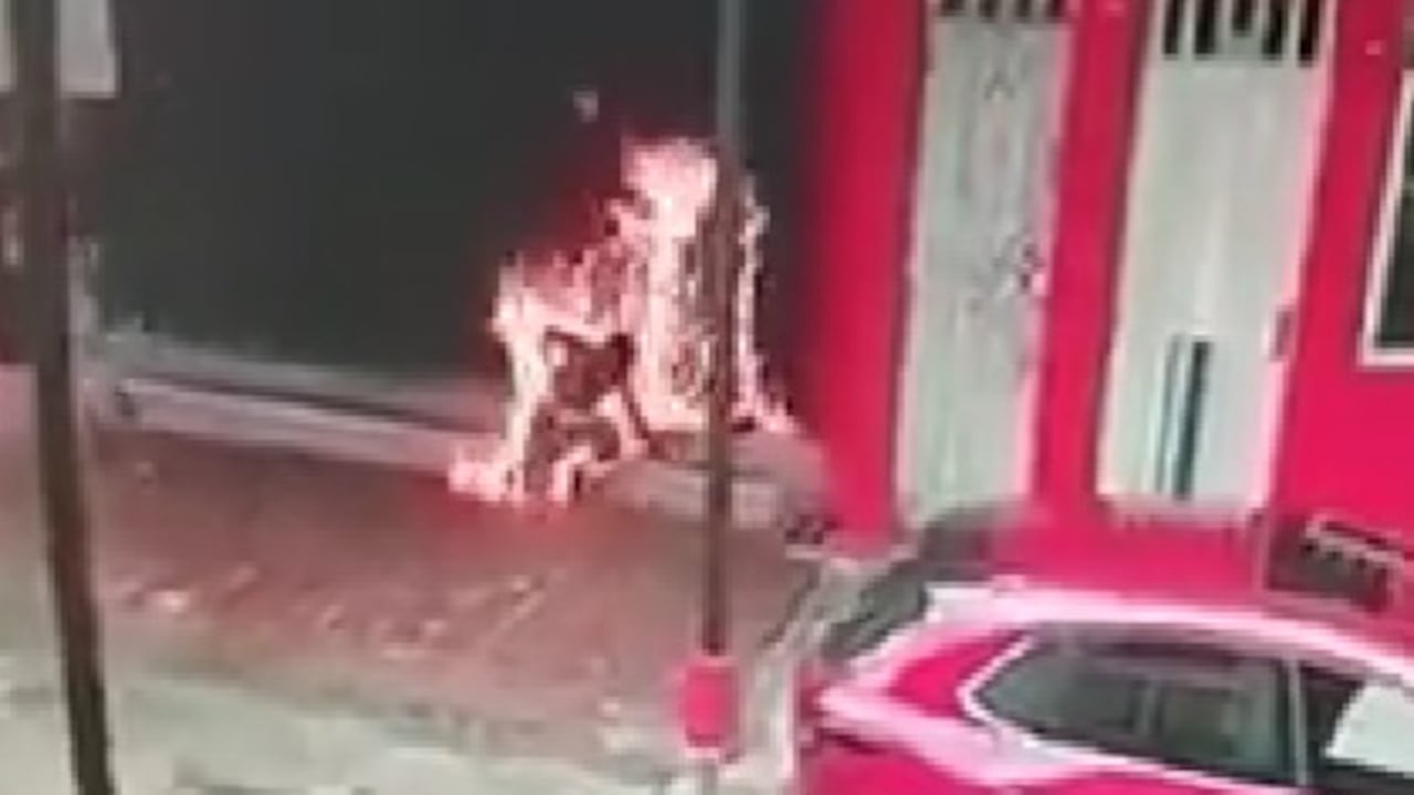 Momento en el que el habitante de calle se levanta pidiendo ayuda, luego arder en llamas.