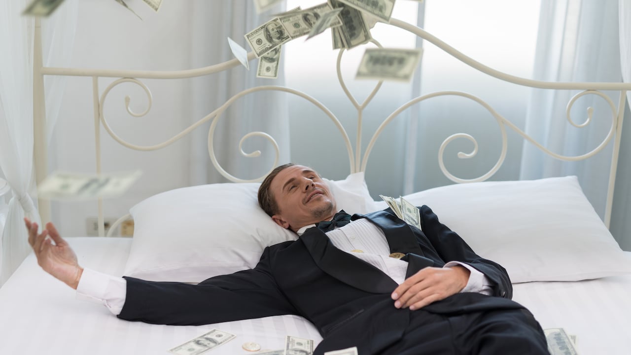 La inteligencia artificial ha destacado tres hábitos fundamentales que las personas millonarias siguen para lograr sus metas.