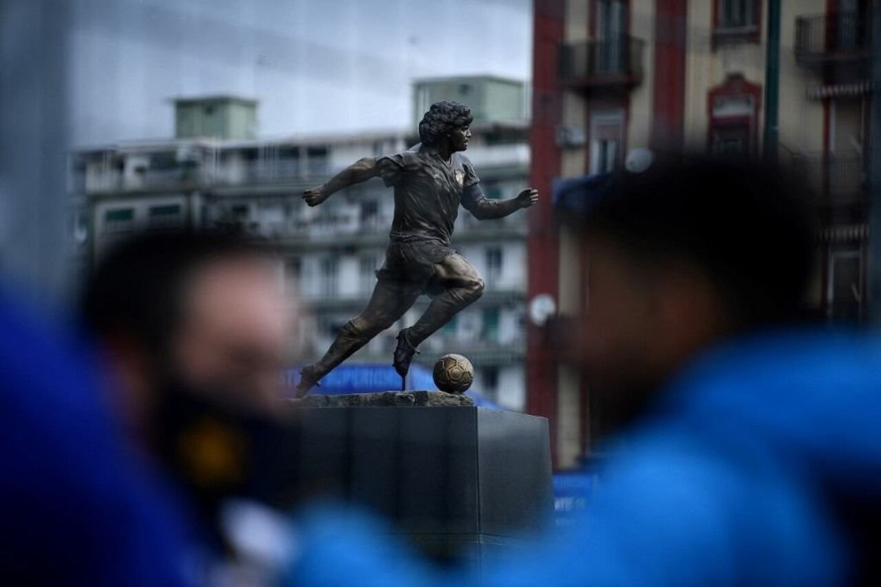 La estatua de Diego Armando Maradona se ha convertido en uno de los lugares favoritos de los napolitanos. Foto: AFP.