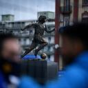 La estatua de Diego Armando Maradona se ha convertido en uno de los lugares favoritos de los napolitanos. Foto: AFP.