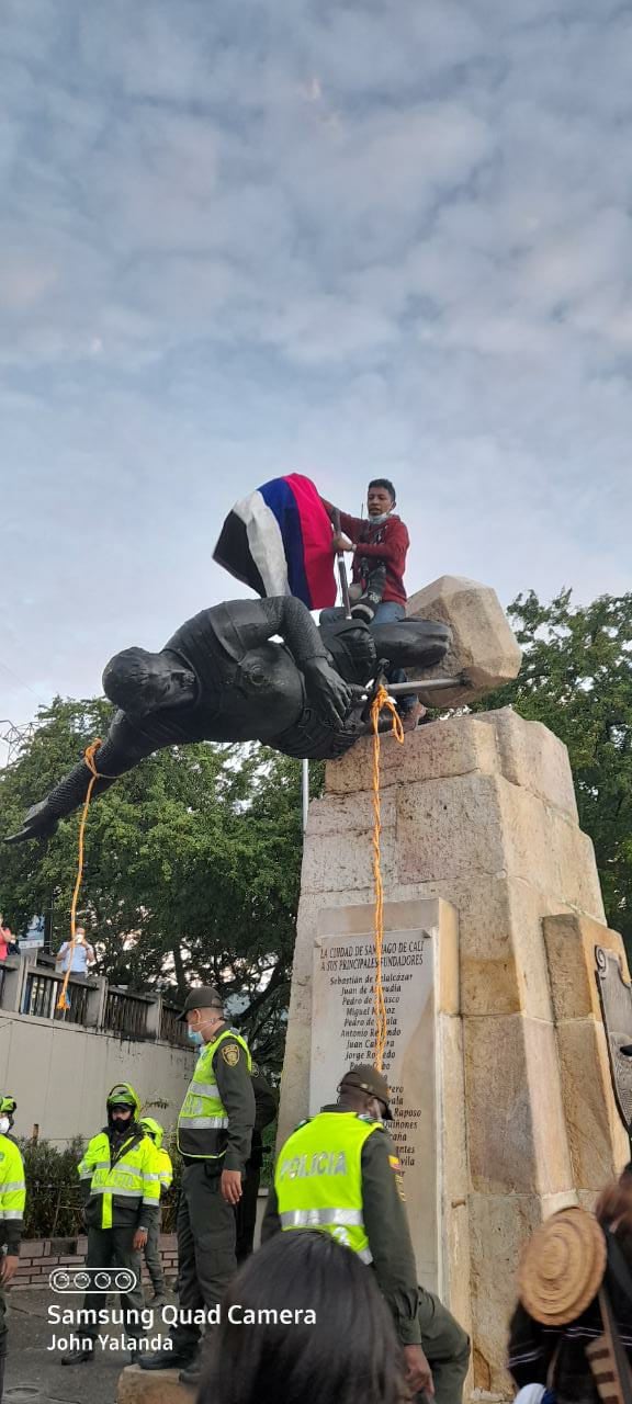Indígenas Misak tumban estatua de Sebastián de Belalcázar en Cali