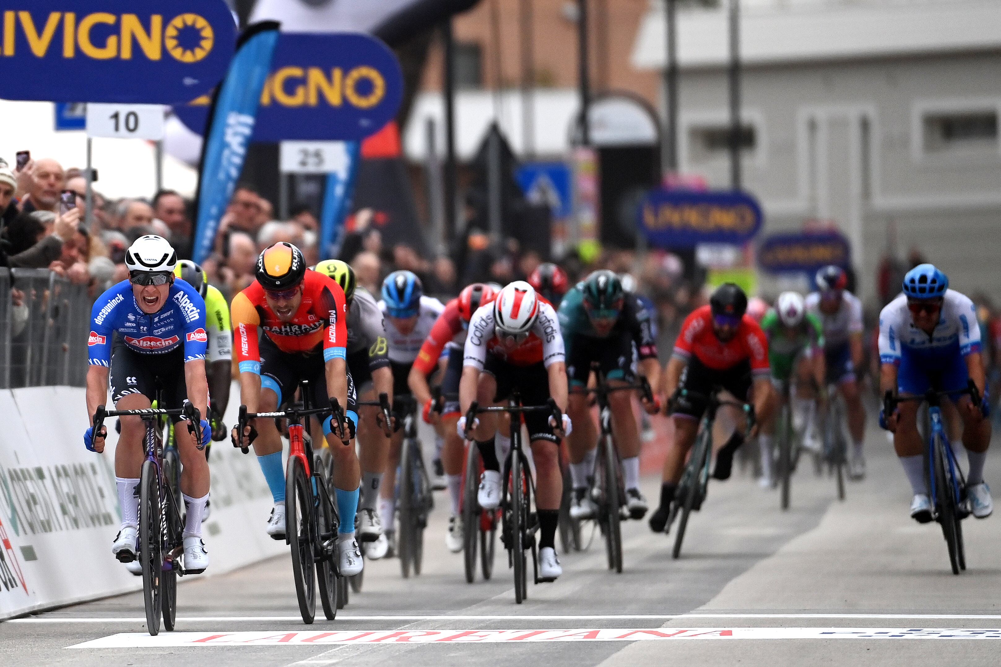 El belga Jasper Philipsen se quedó con la tercera etapa de la Tirreno-Adriático en un cerrado embalaje.