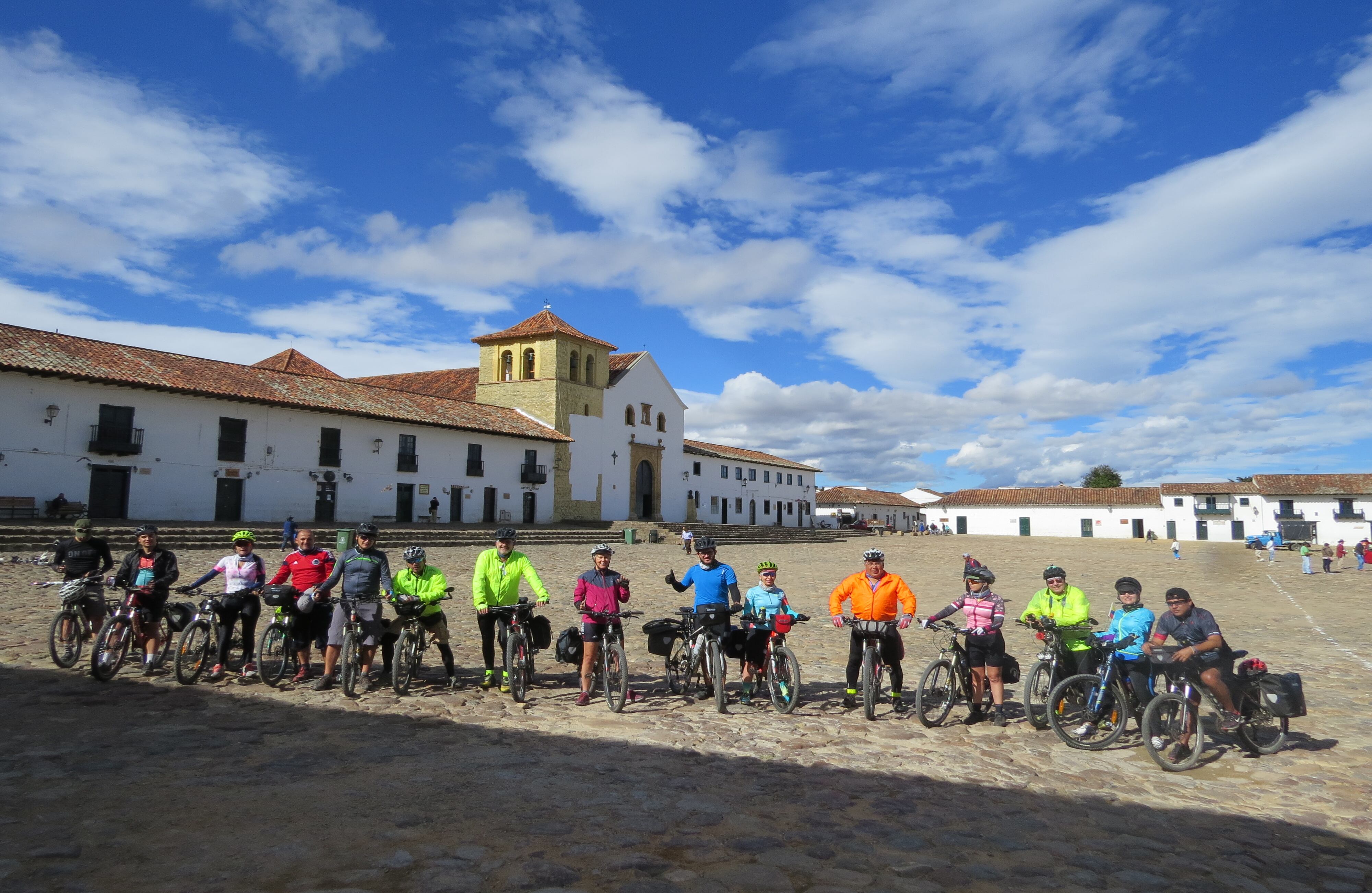 Villa de Leyva, Boyacá. Estudios adelantados por Procolombia detallan que el país cuenta con 38 rutas dispuestas para el turismo en bicicleta. Así mismo, se adelantan planes para fortalecer los bike hotels, espacios que ofrecen servicios de reparación, alquiler de GPS y desayunos a la medida de las necesidades energéticas de quienes realizan esta actividad. Foto: Cortesía Pedaleando Alma