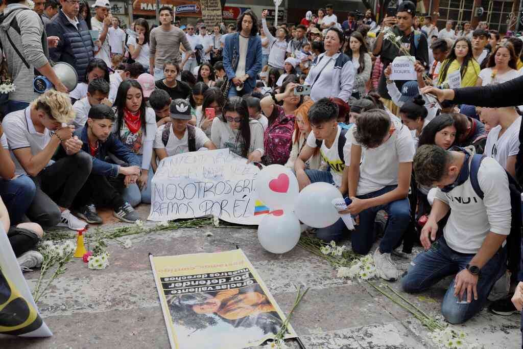 Los amigos de Dilan Cruz, estudiantes del Colegio Ricaurte de Bogotá, le rinden un homenaje frente al Hospital San Ignacio, donde falleció a causa de un impacto propinado por un agente del Esmad el sábado pasado. Foto: Juan Carlos Sierra.