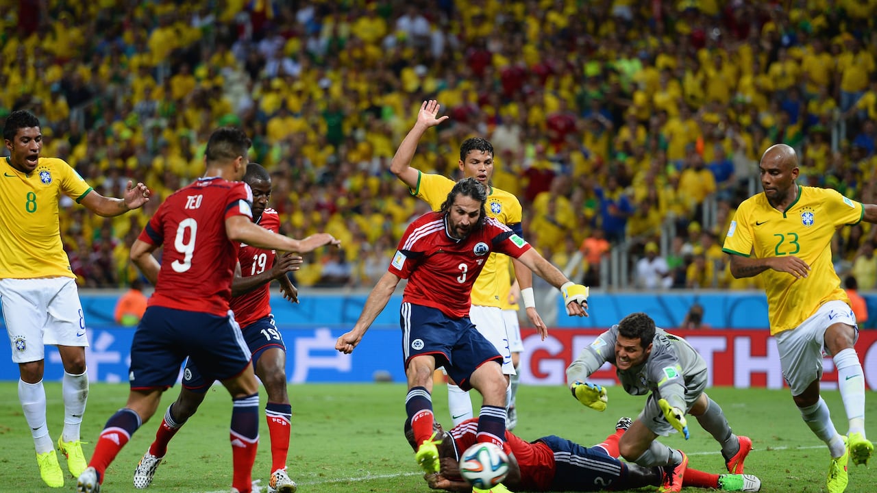 Mario Yepes de Colombia anota un gol más allá de Julio César de Brasil, pero es anulado durante el partido de cuartos de final de la Copa Mundial de la FIFA Brasil 2014 entre Brasil y Colombia en Castelao el 4 de julio de 2014 en Fortaleza, Brasil. (Foto de Jamie McDonald/Gett