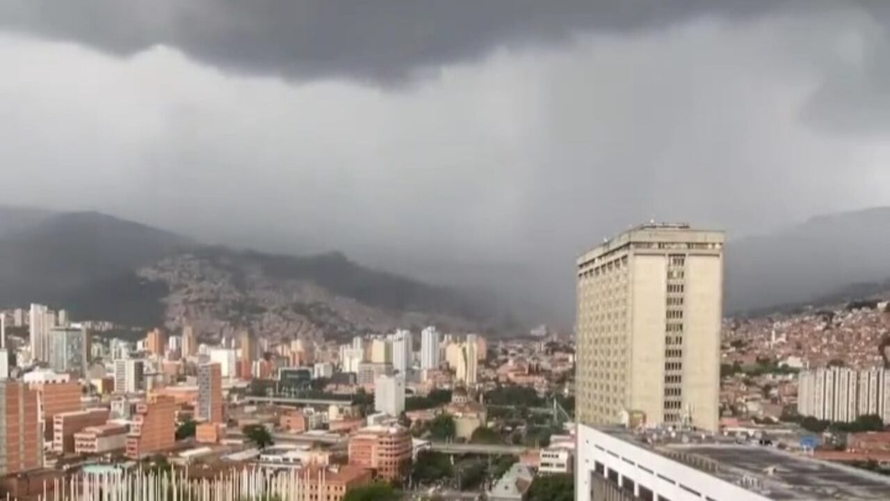 Fuerte aguacero azota a Medellín: ya van varias vías cerradas por inundaciones