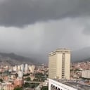 Fuerte aguacero azota a Medellín: ya van varias vías cerradas por inundaciones