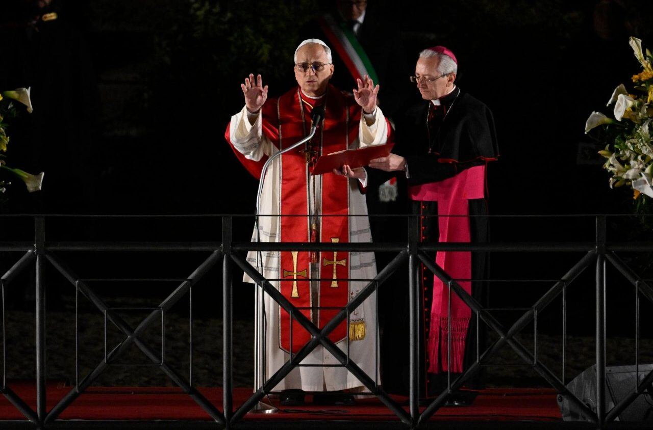El papa León XIV imparte la Bendición Apostólica al terminar el Vía Crucis en el Coliseo.