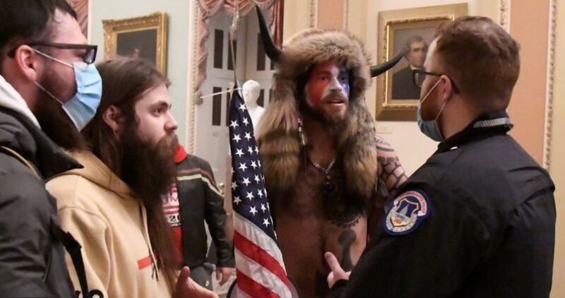 Algunas escenas de interior del Capitolio llamaron la atención por la cercanía entre los asaltantes y los agentes de seguridad.