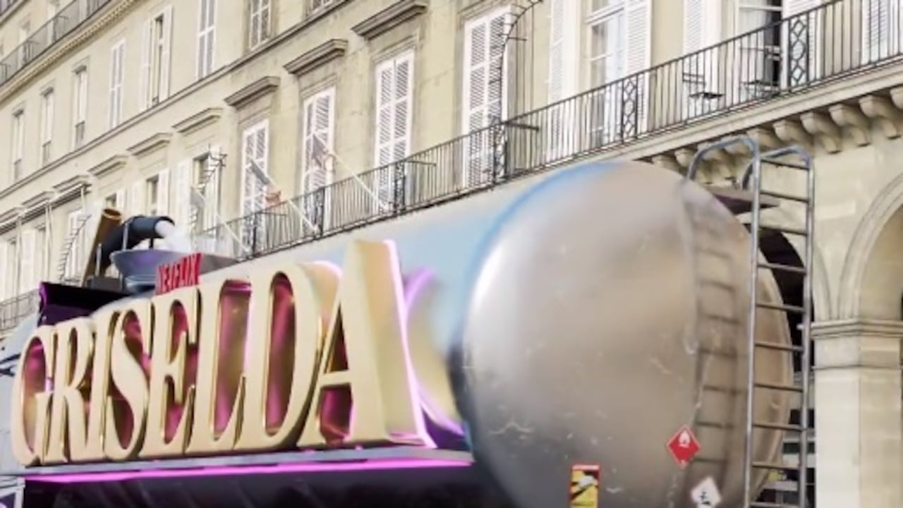 Este camión recorre las calles de París.
