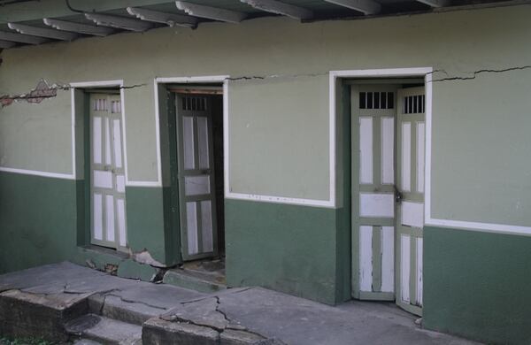 Hay casas afectadas en varias zonas de Villarrica pero las que están en estado crítico quedan en la entrada del pueblo Foto: Pablo Andrés Monsalve