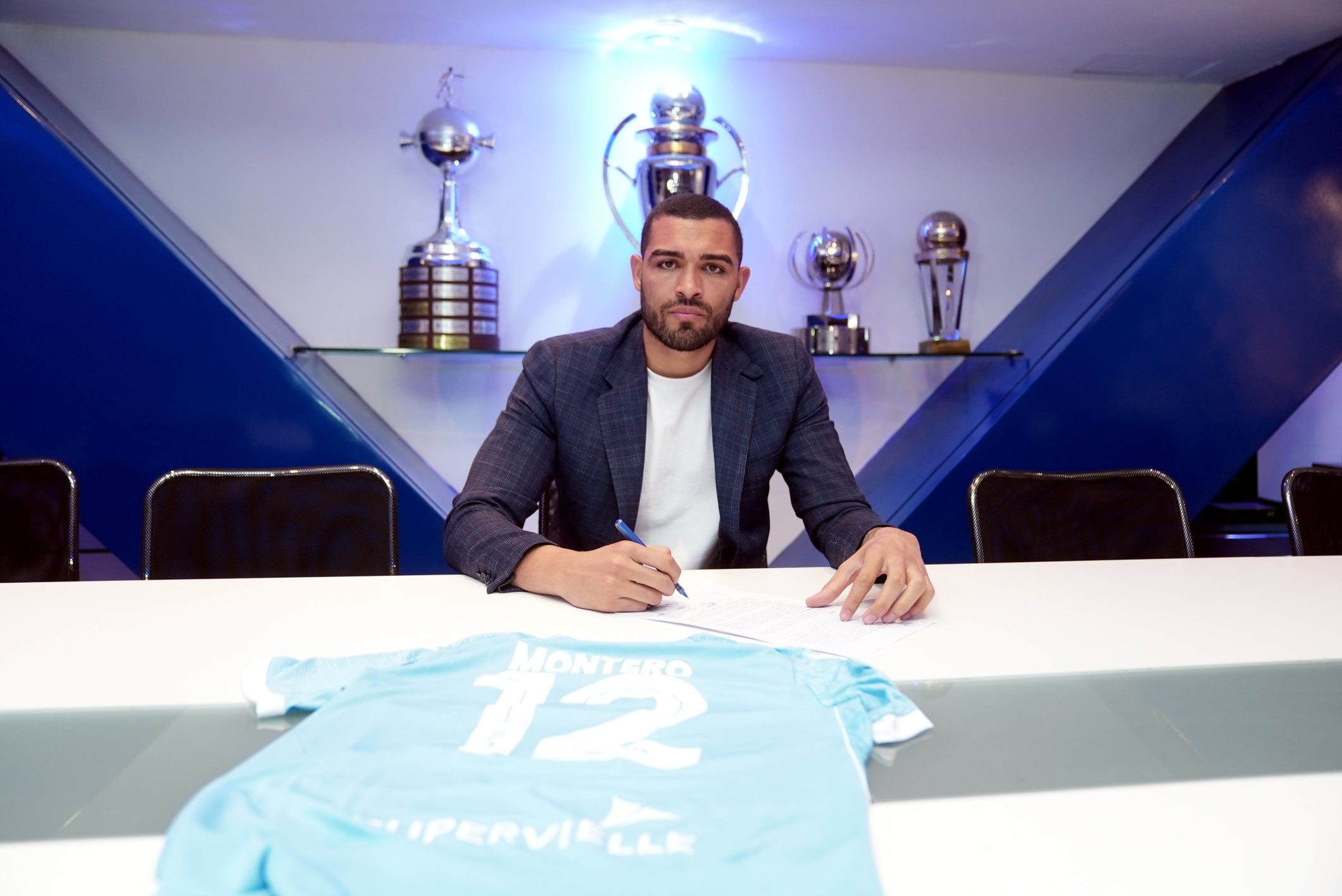 Álvaro Montero firmó su contrato y utilizará la camiseta número 12