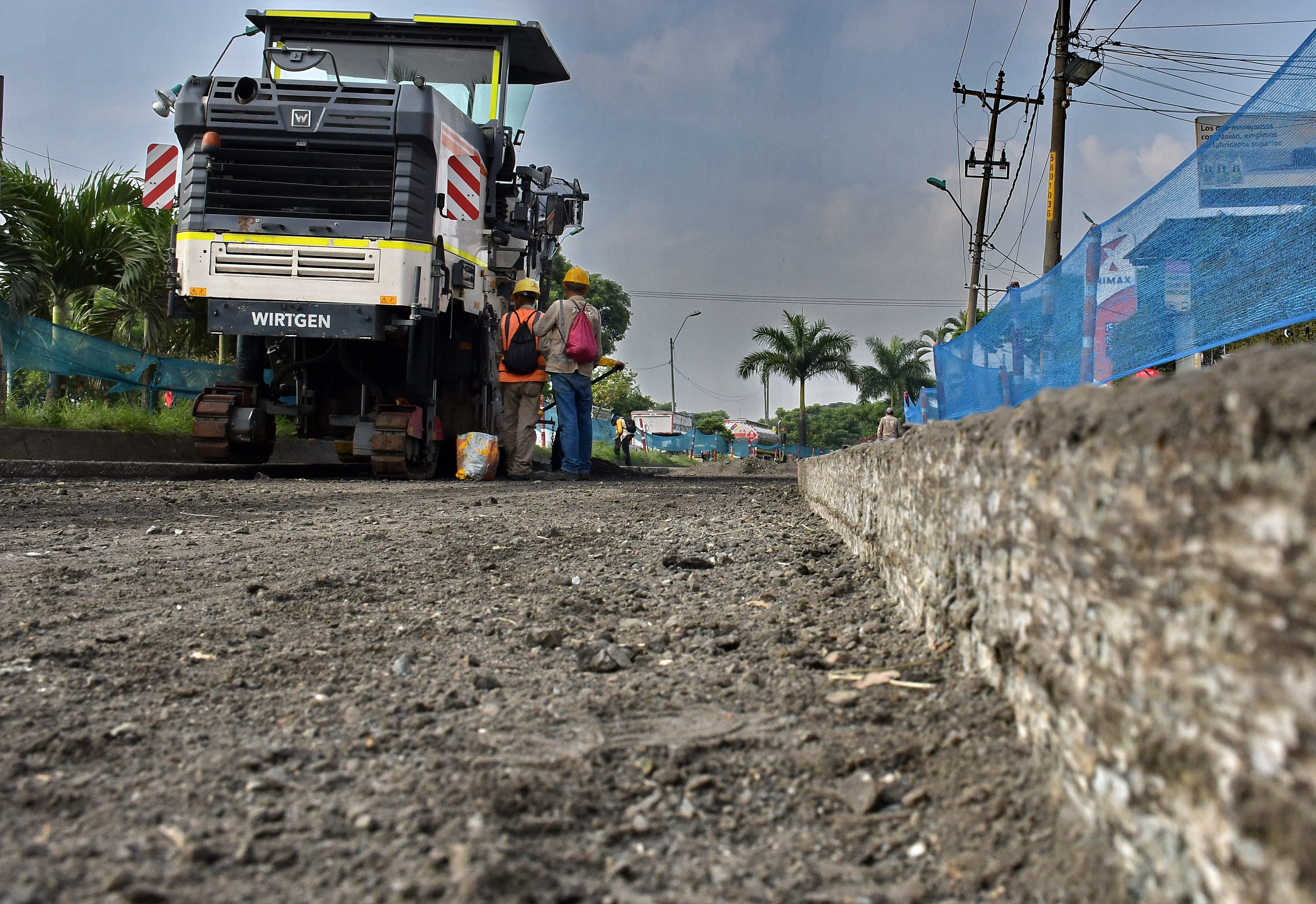 En la Calle 70, Alcaldía de Cali empieza a recuperar la malla vial, El grupo operativo de la Secretaría de Infraestructura de Cali avanza en su propósito de recuperar esta zona de la ciudad. Fotos Raúl Palacios / El Pais Cali.
