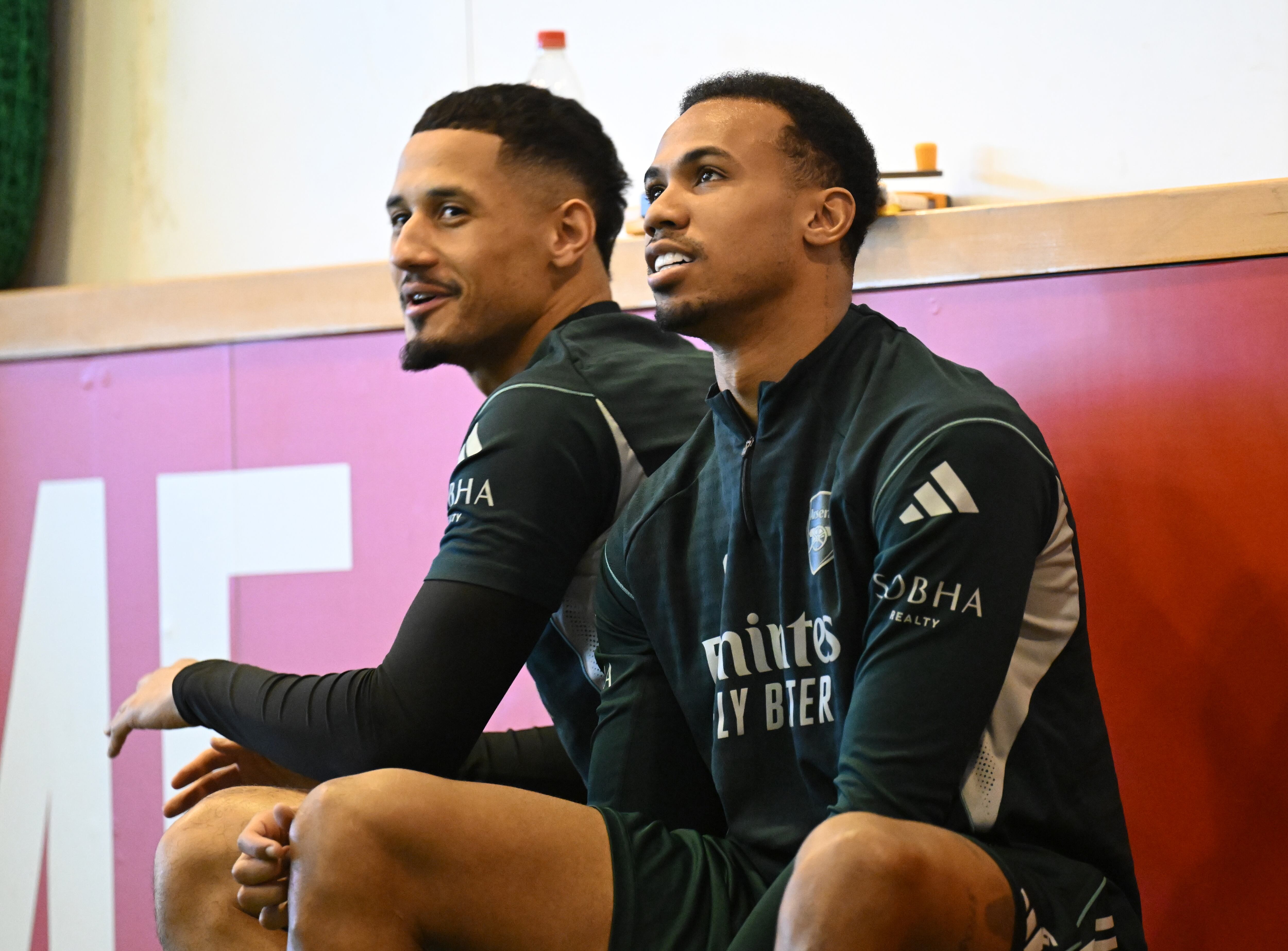 William Saliba y Gabriel Magalhaes del Arsenal en un entrenamiento.