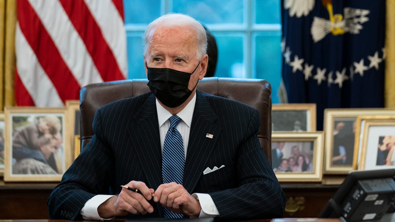 Biden duplica su meta de vacunación para sus primeros 100 días y busca que 200 millones de personas estén inmunizadas