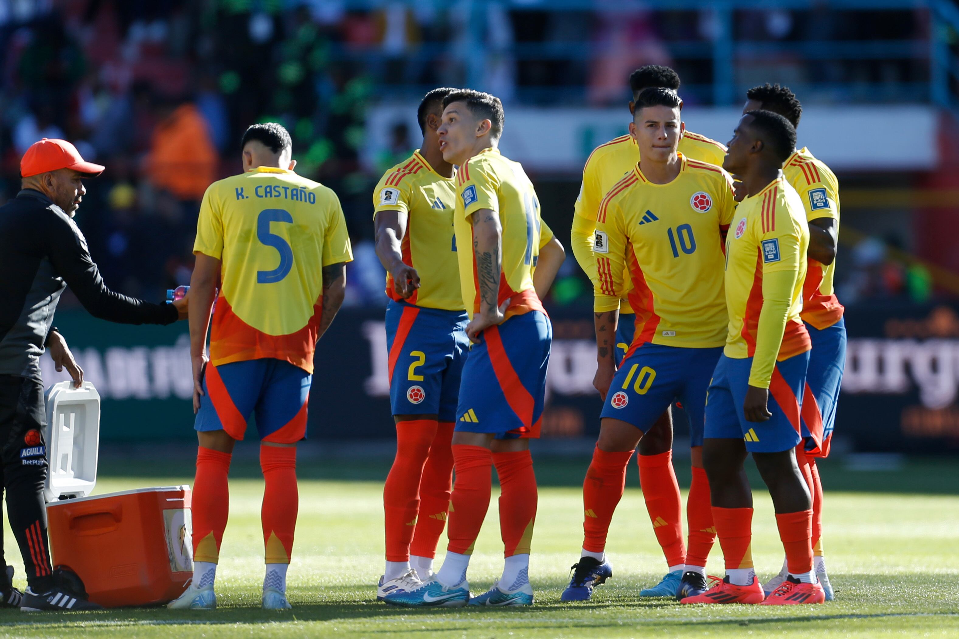 EL ALTO, BOLIVIA - OCTOBER 10: James Rodriguez of Colombia and teammates react in a cooling break during the FIFA World Cup 2026 South American Qualifier match between Bolivia and Colombia at Estadio Municipal de El Alto on October 10, 2024 in El Alto, Bolivia.  (Photo by Gaston Brito Miserocchi/Getty Images)