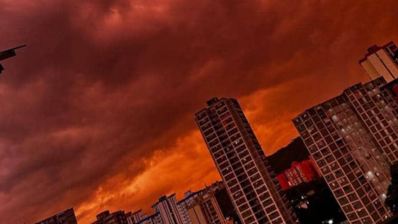 Un atardecer rojo y morado captó la atención de miles en medio de la emergencia en Venezuela.