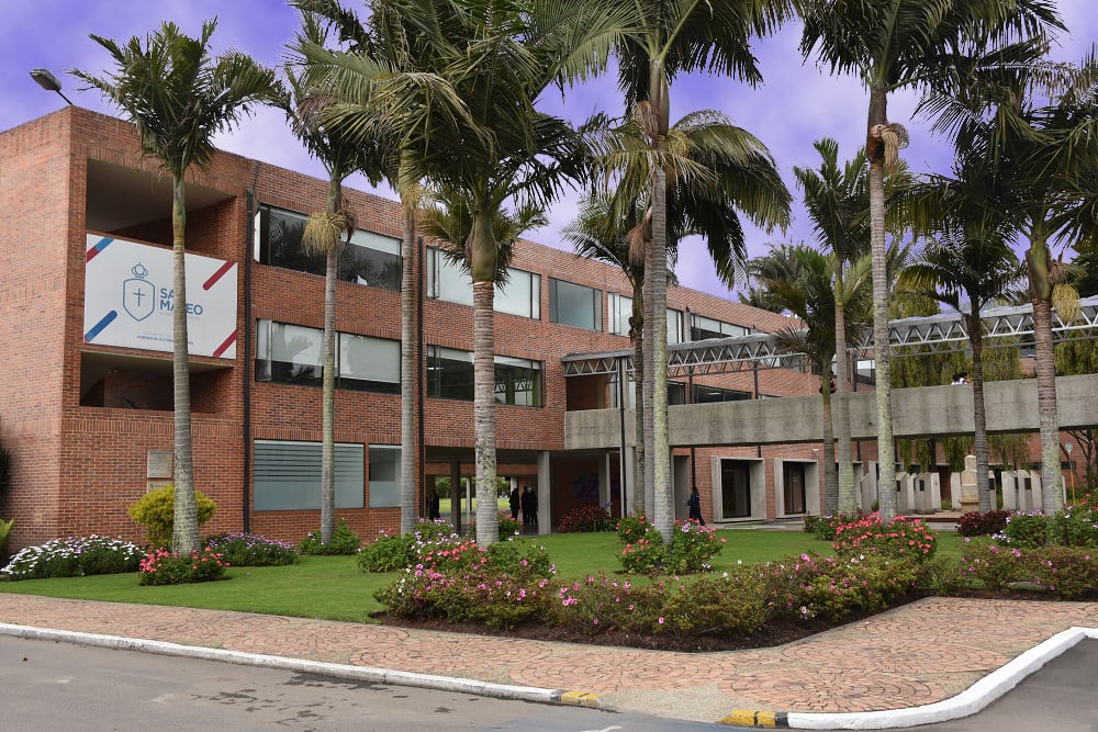 Al contar con un modelo pedagógico orientado al desarrollo de competencias, los profesores han ido ajustando satisfactoriamente y en tiempo record, tanto sus planes de estudios como la evaluación, el seguimiento y el acompañamiento de sus alumnos.