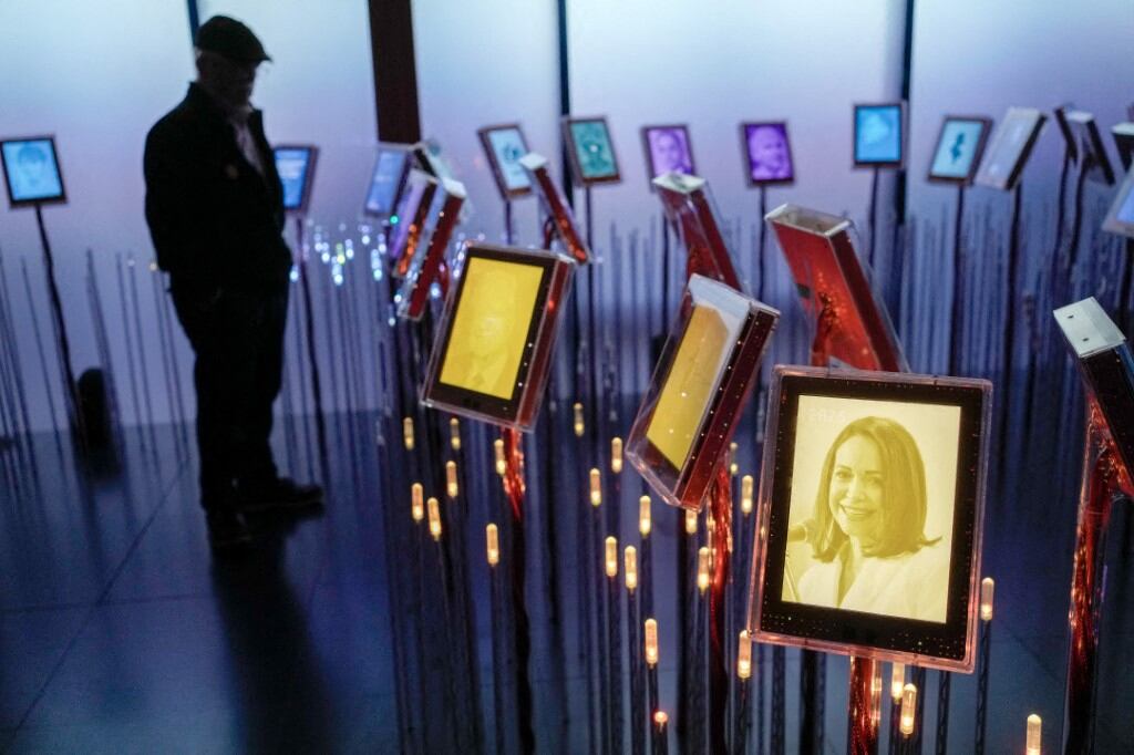 El jardín del Nobel se actualiza con una fotografía de la líder opositora venezolana María Corina Machado, ganadora del Premio Nobel de la Paz 2025.
Foto: Terje Bendiksby / NTB vía AFP