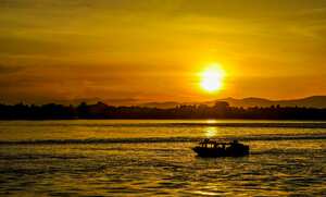 Una lancha navega durante un atardecer en el río Magdalena a la altura del puerto de Barrancabermeja, el 28 de junio de 2016. Foto: Carlos Julio Martínez / SEMANA